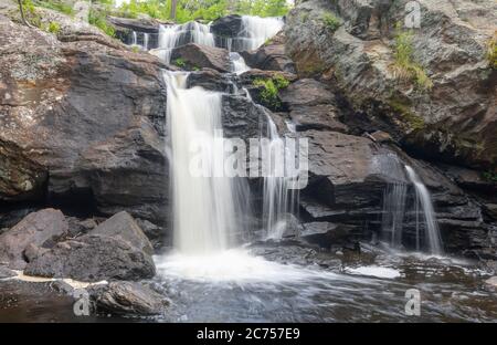 Landschaft mit Wasserfall, Felsen und grünen Bäumen am Eightmile River, Chapman Falls, East Haddam, Connecticut Devil`s Hopyard State Park Stockfoto